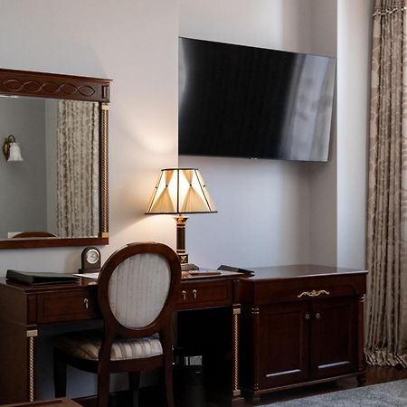 Allureinn Hotel And Spa Chernivtsi Bagian luar foto