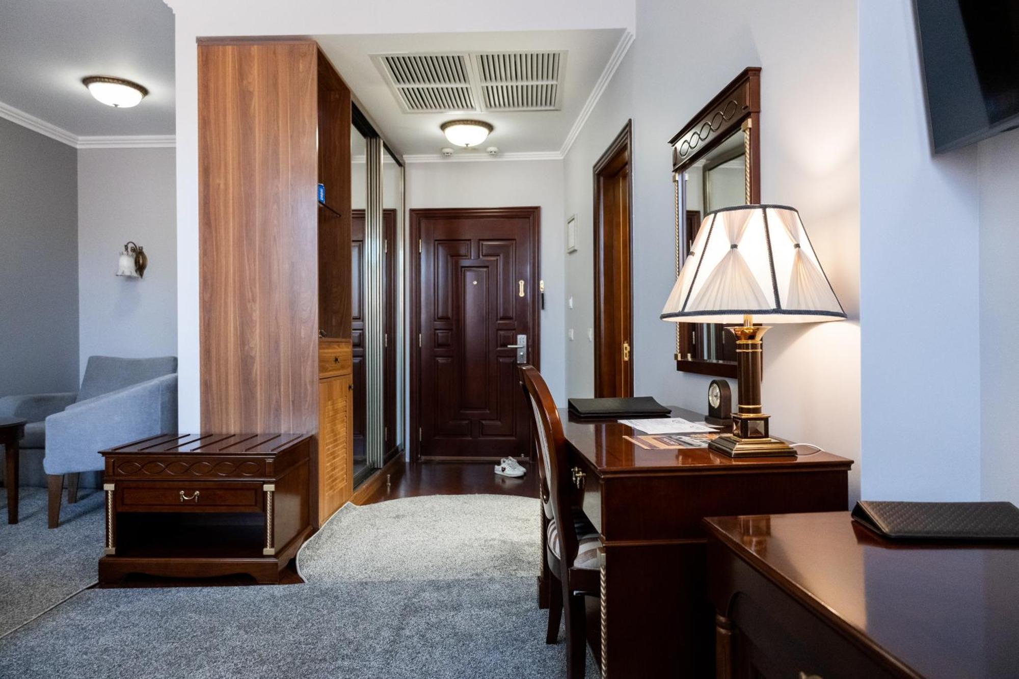 Allureinn Hotel And Spa Chernivtsi Bagian luar foto