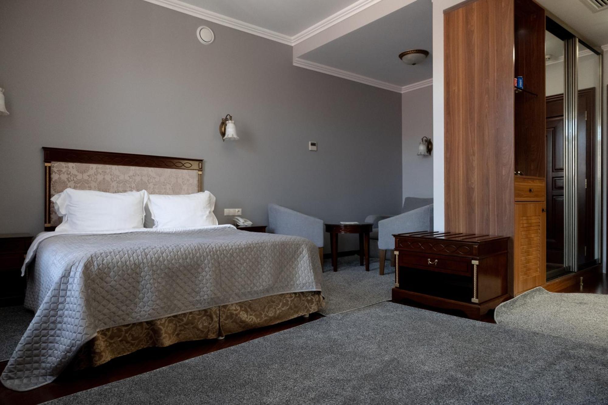 Allureinn Hotel And Spa Chernivtsi Bagian luar foto