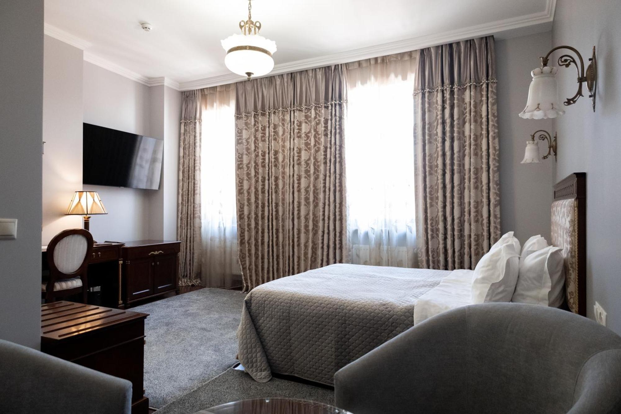 Allureinn Hotel And Spa Chernivtsi Bagian luar foto