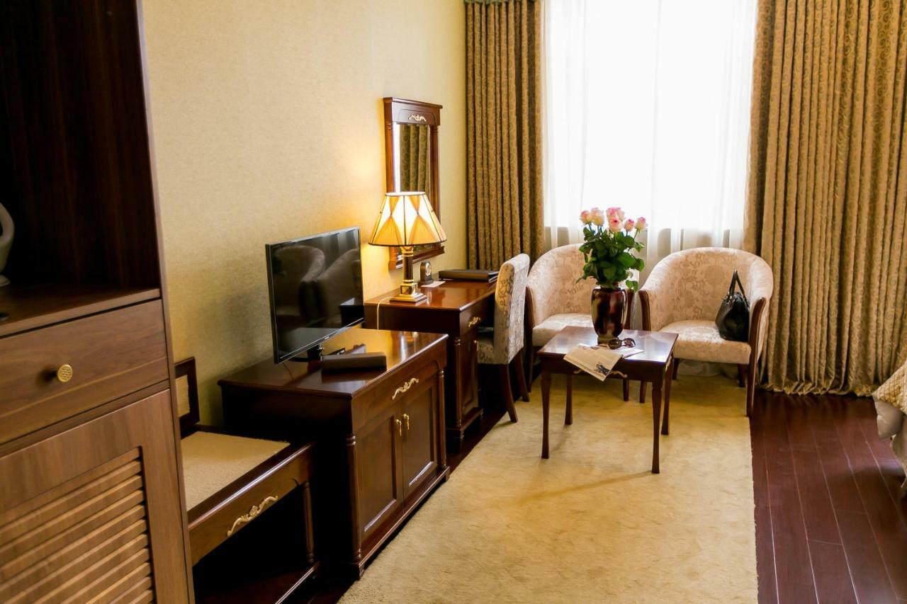 Allureinn Hotel And Spa Chernivtsi Bagian luar foto