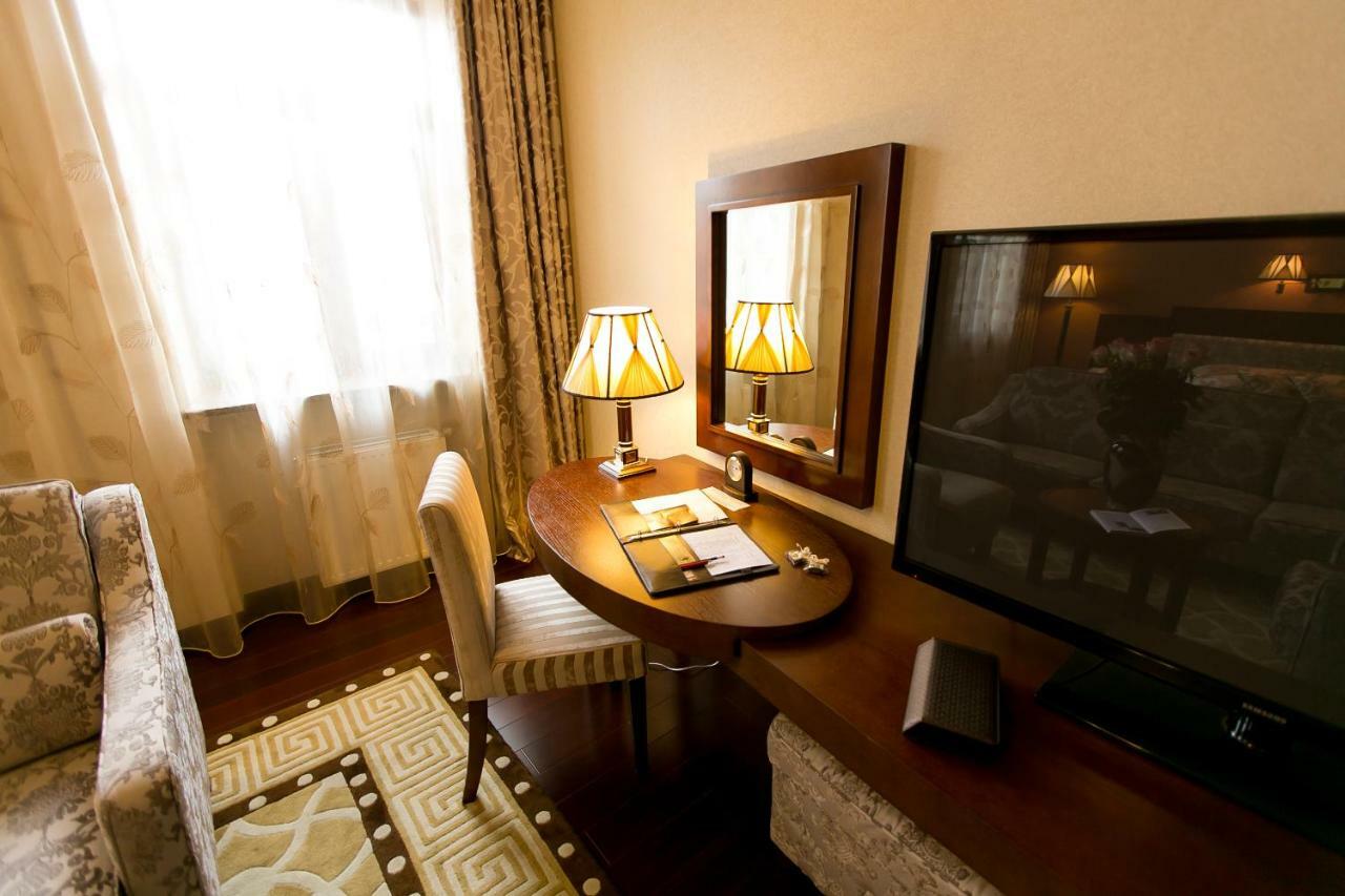 Allureinn Hotel And Spa Chernivtsi Bagian luar foto