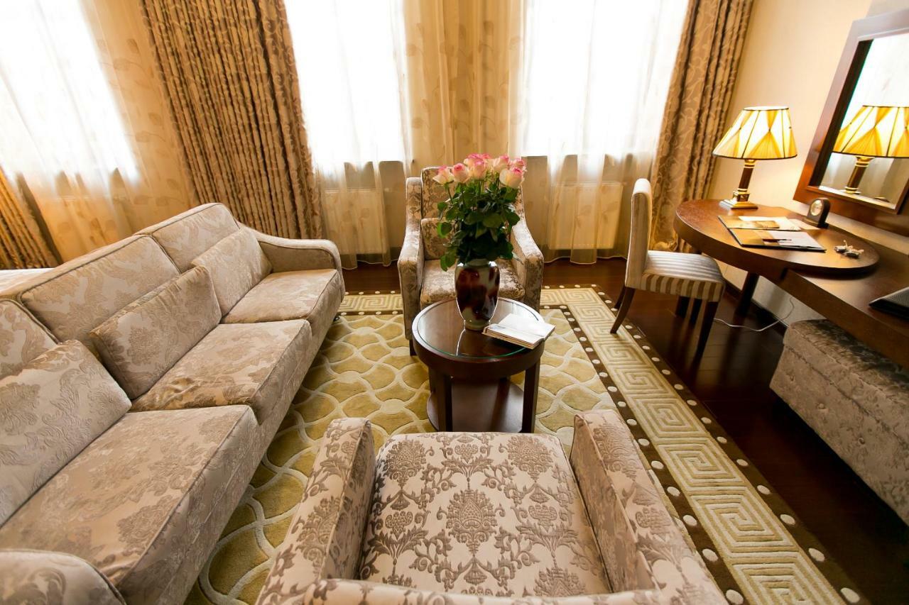 Allureinn Hotel And Spa Chernivtsi Bagian luar foto