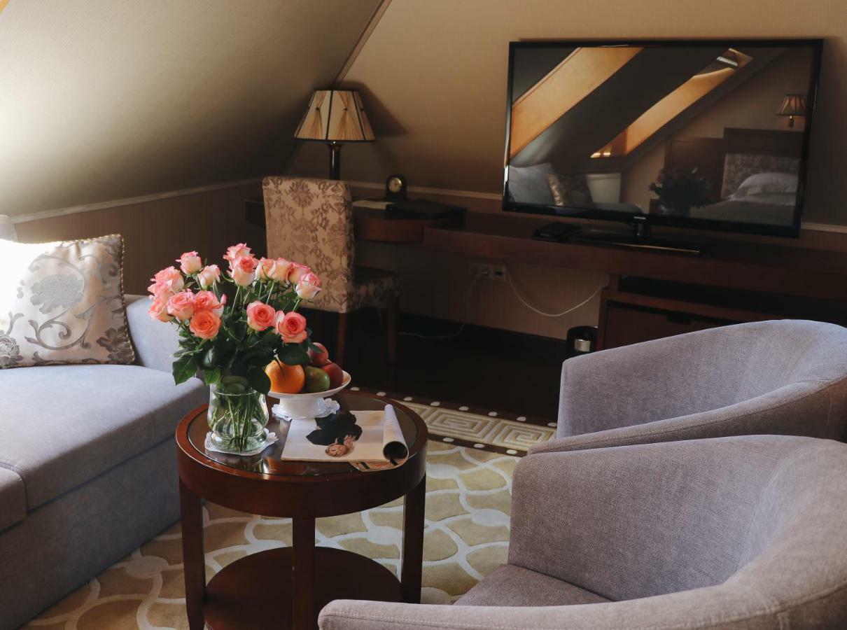 Allureinn Hotel And Spa Chernivtsi Bagian luar foto